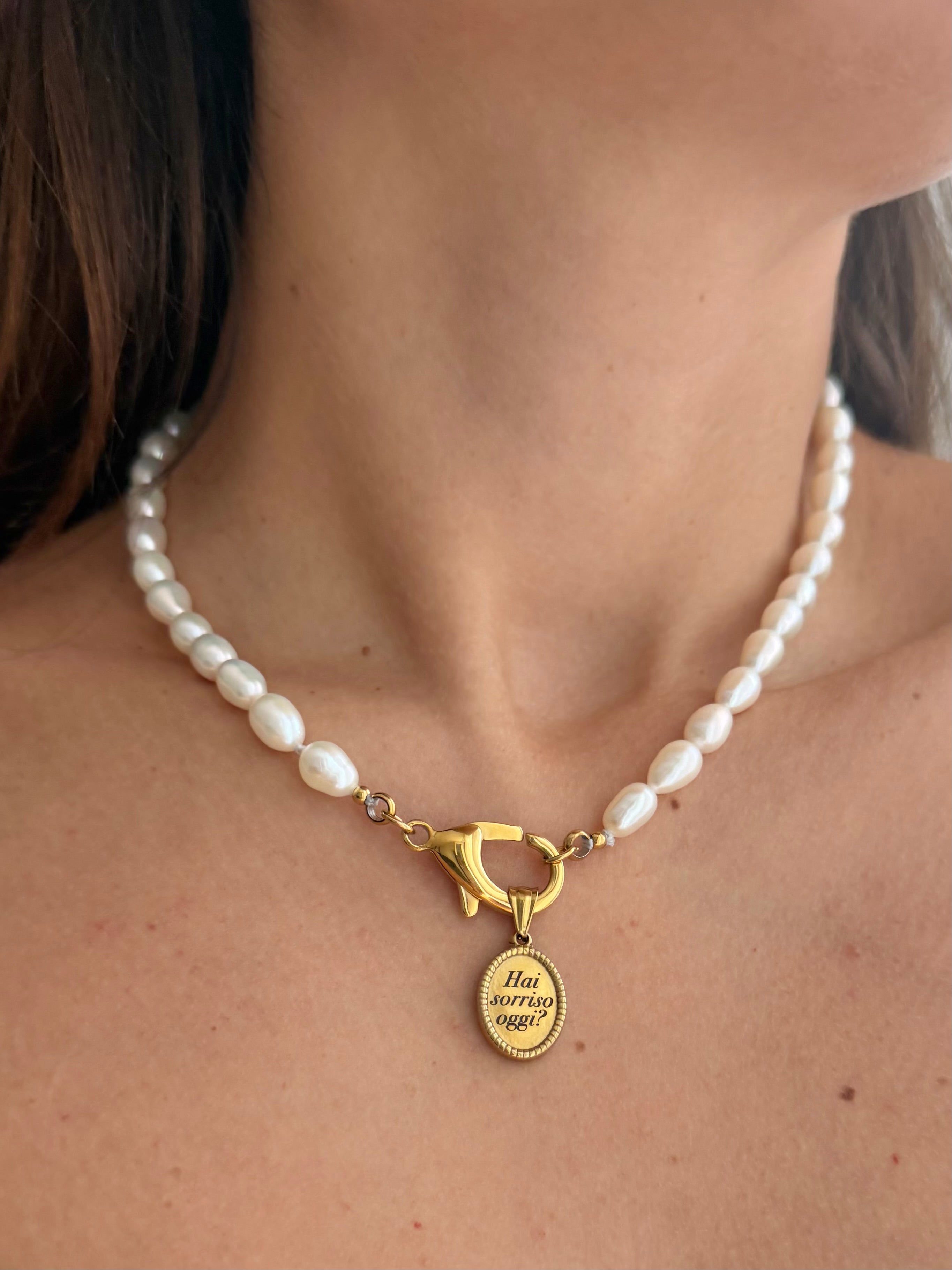 Collana in perle d’acqua dolce con moschettone porta ciondoli