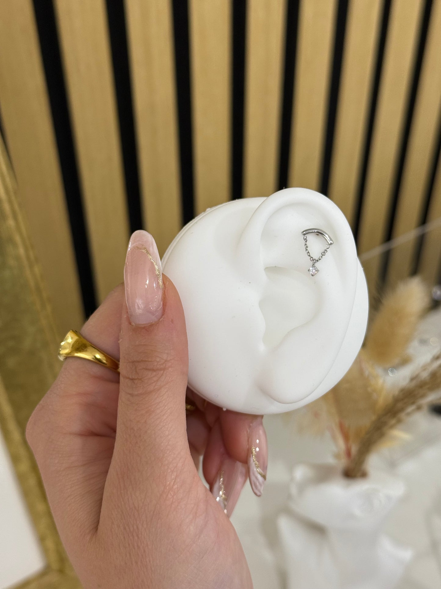 Piercing Labret dalla barra curva con catenella e pietra