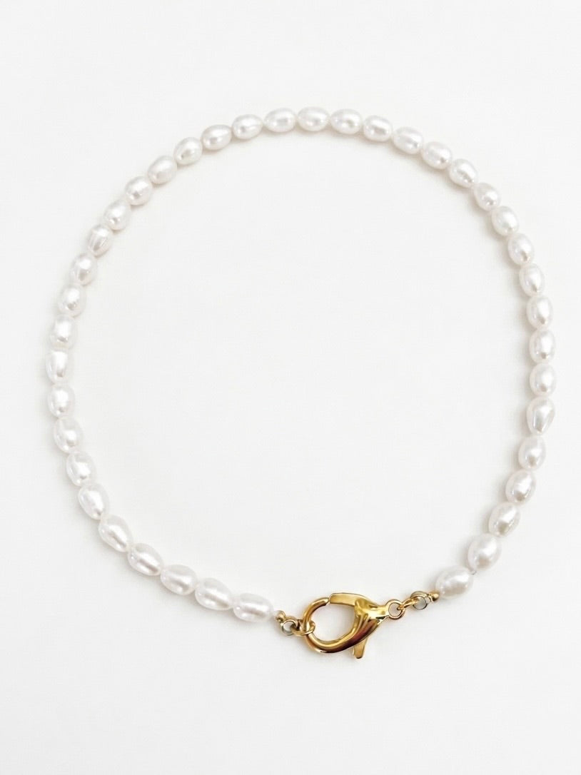 Collana in perle d’acqua dolce con moschettone porta ciondoli