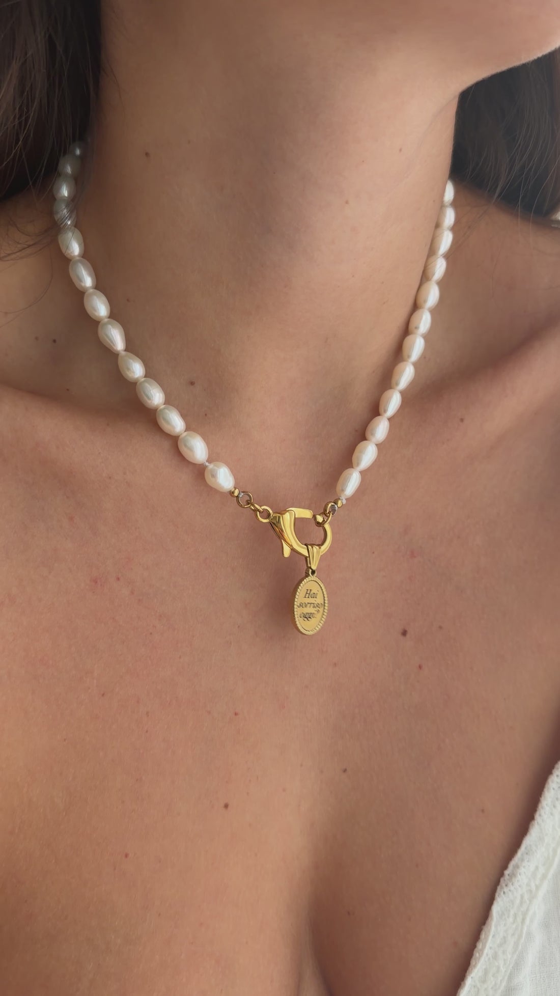 Collana in perle d’acqua dolce con moschettone porta ciondoli
