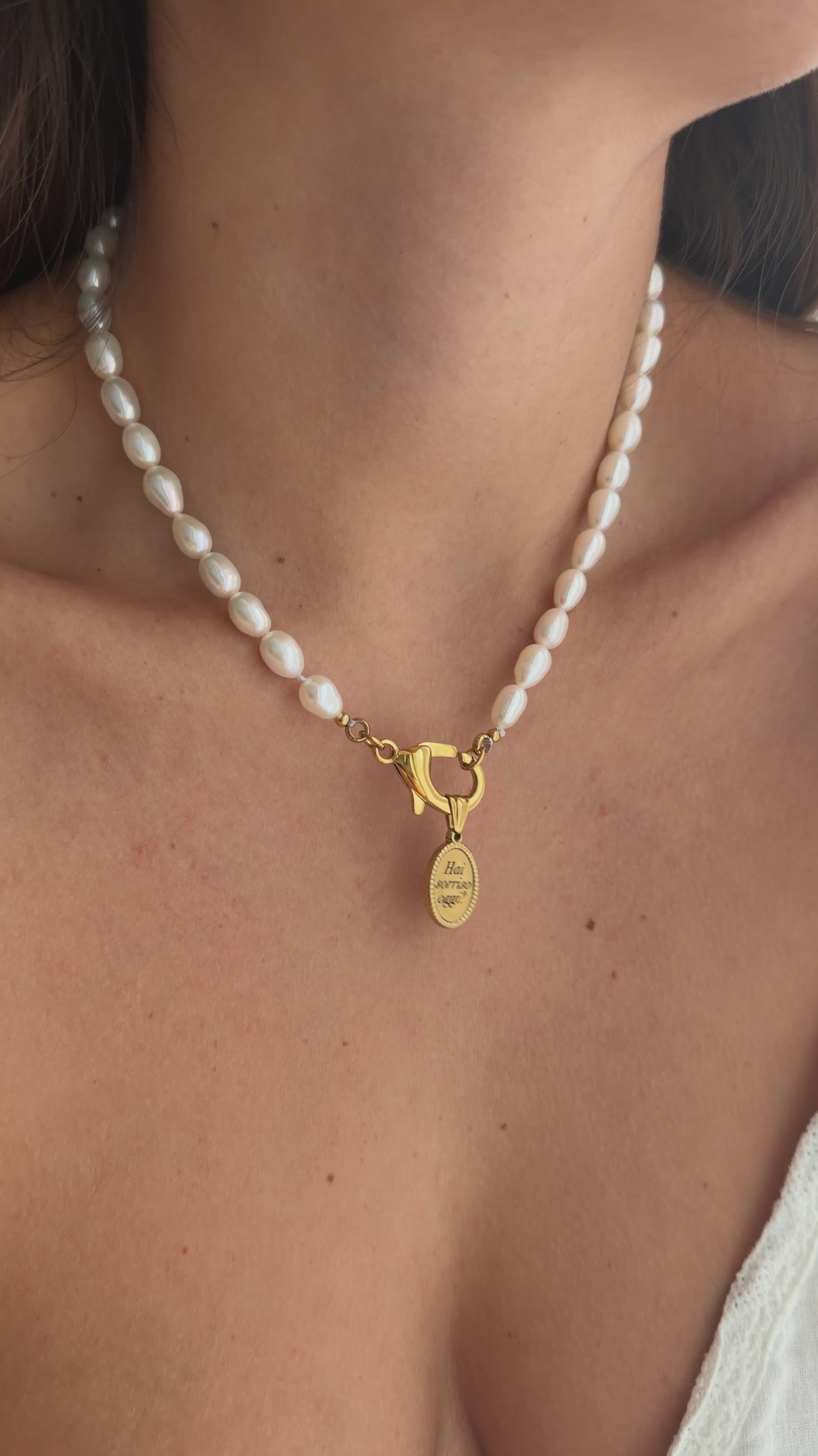 Collana in perle d’acqua dolce con moschettone porta ciondoli