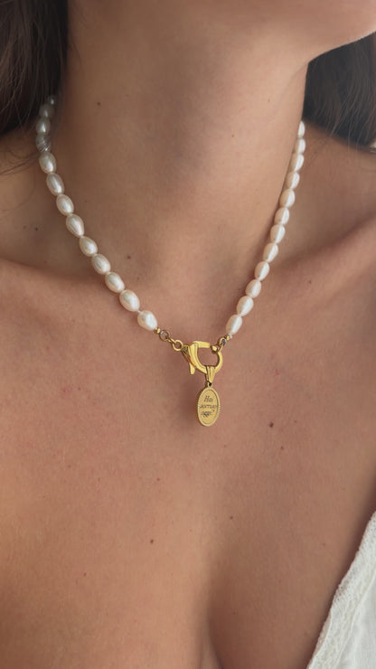 Collana in perle d’acqua dolce con moschettone porta ciondoli